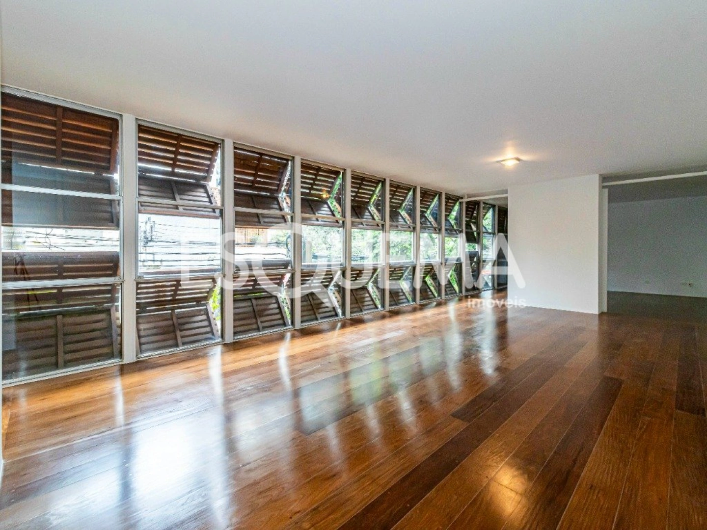 Apartamento em prédio assinado e próximo à Rua Estados Unidos - Imagem 1