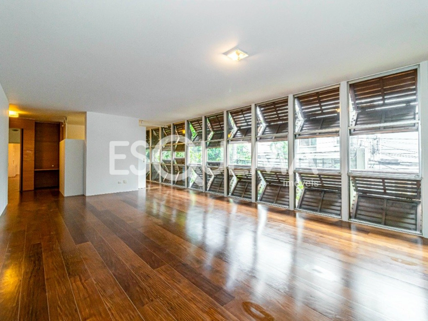 Apartamento em prédio assinado e próximo à Rua Estados Unidos - Imagem 4