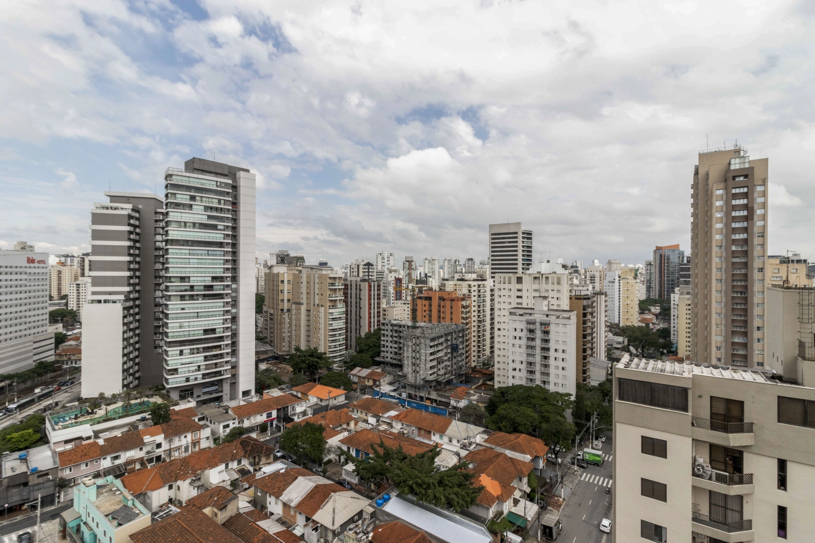 Apartamento bem iluminado em prédio moderno - Imagem 13
