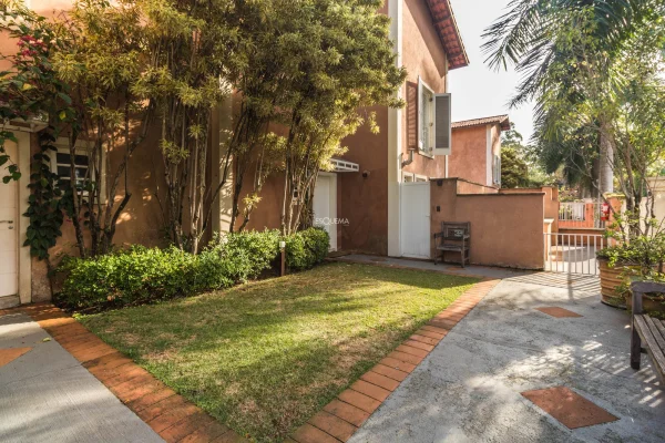 Casa reformada, com marcenaria e localização privilegiada