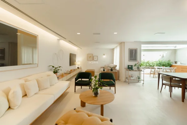 Casa reformada, com marcenaria e localização privilegiada