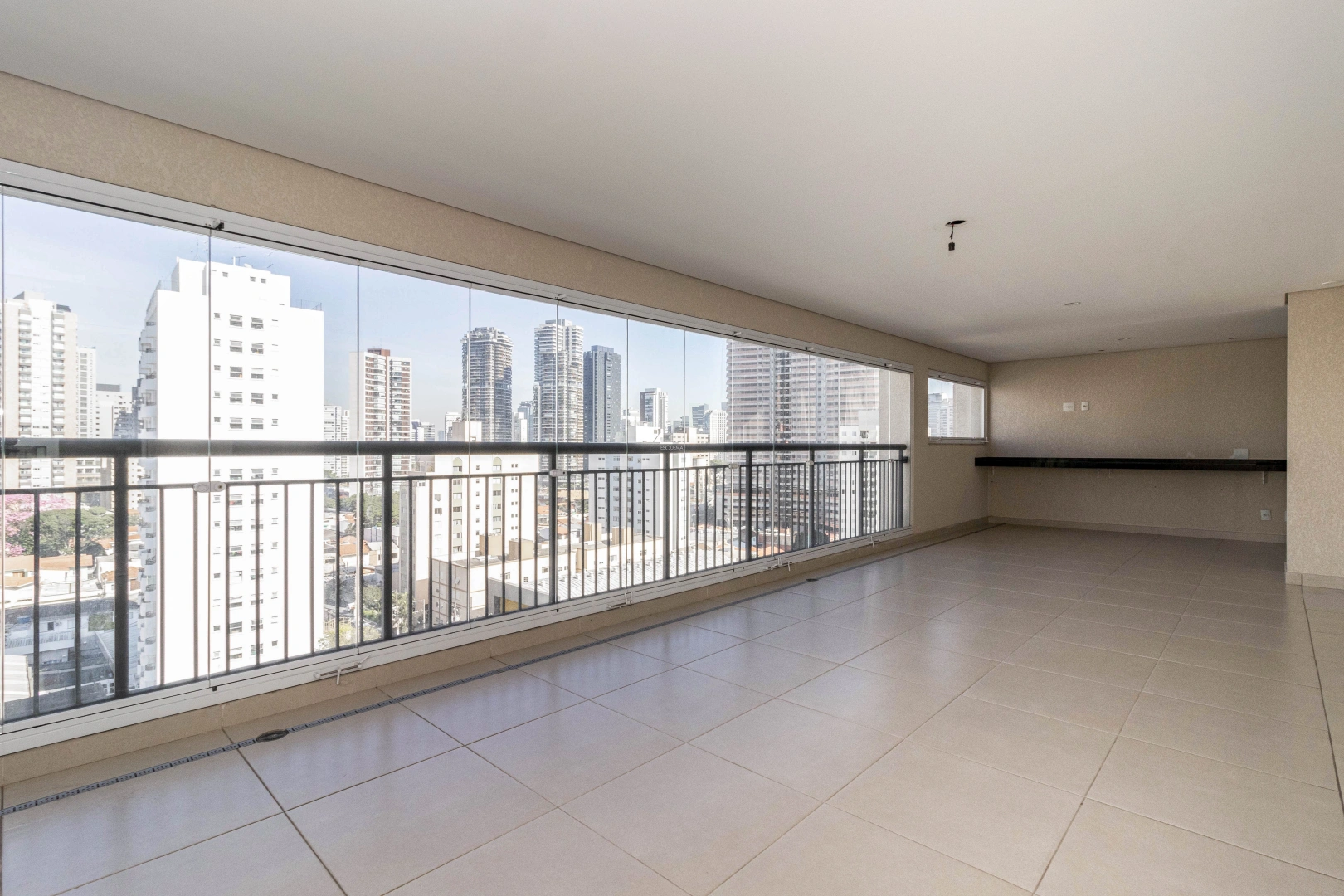 Apartamento amplo em andar alto - Imagem 1