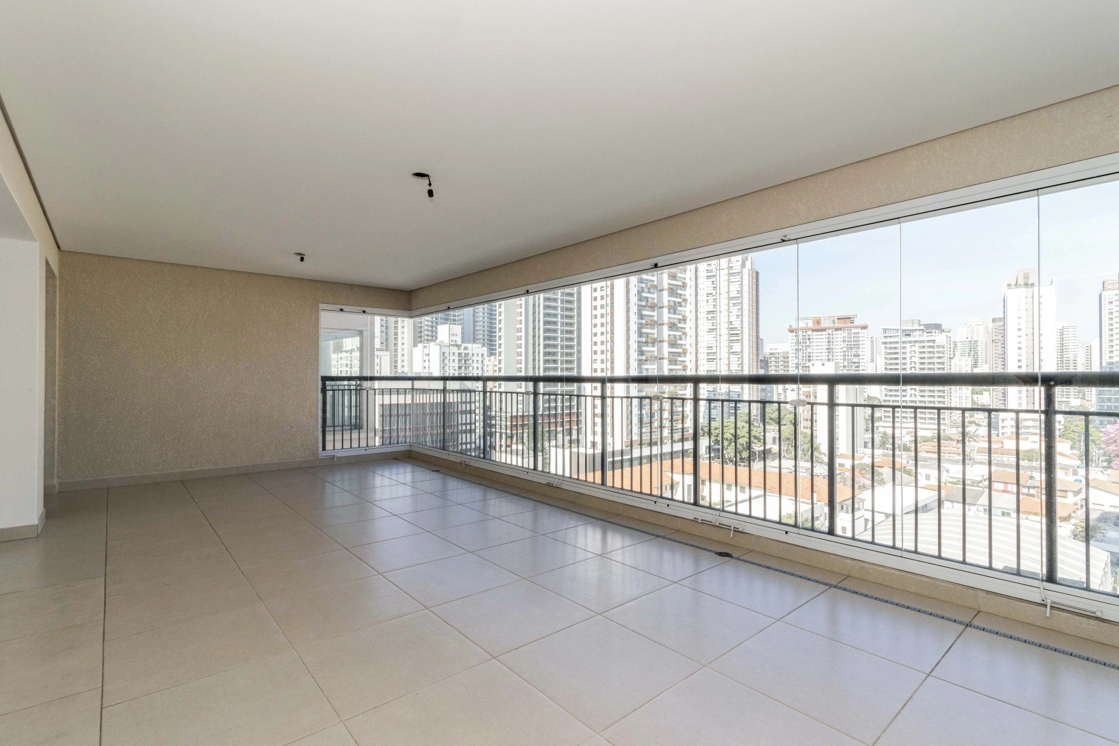 Apartamento amplo em andar alto - Imagem 3