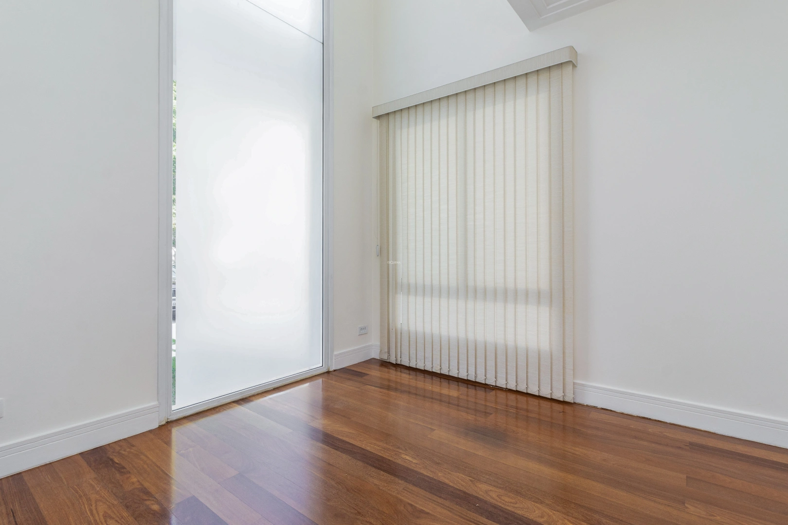 Casa moderna em condomínio com lazer - Imagem 12