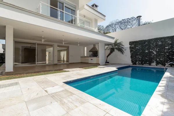 Casa moderna em condomínio com lazer