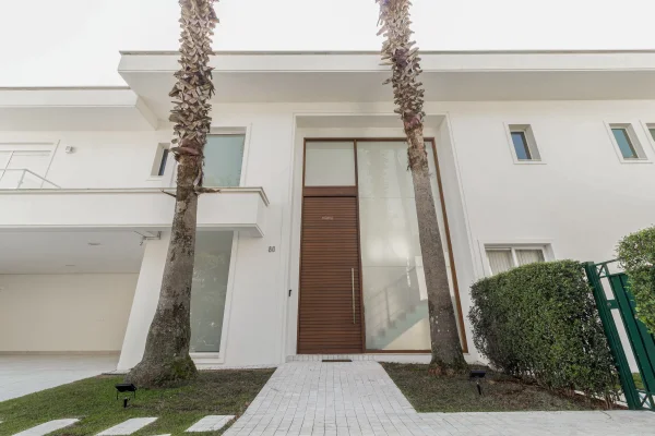 Casa moderna em condomínio com lazer