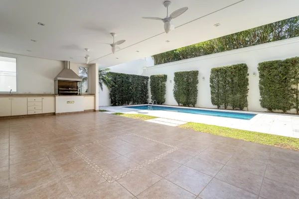 Casa moderna em condomínio com lazer