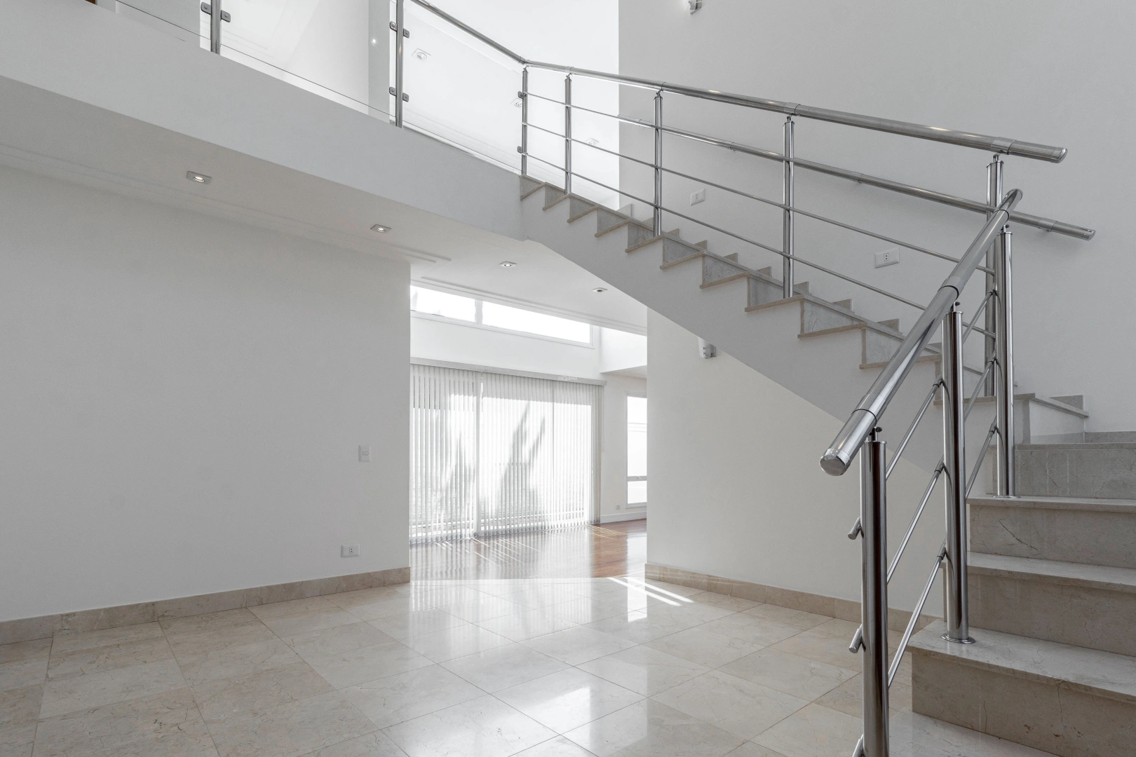Casa moderna em condomínio com lazer - Imagem 8