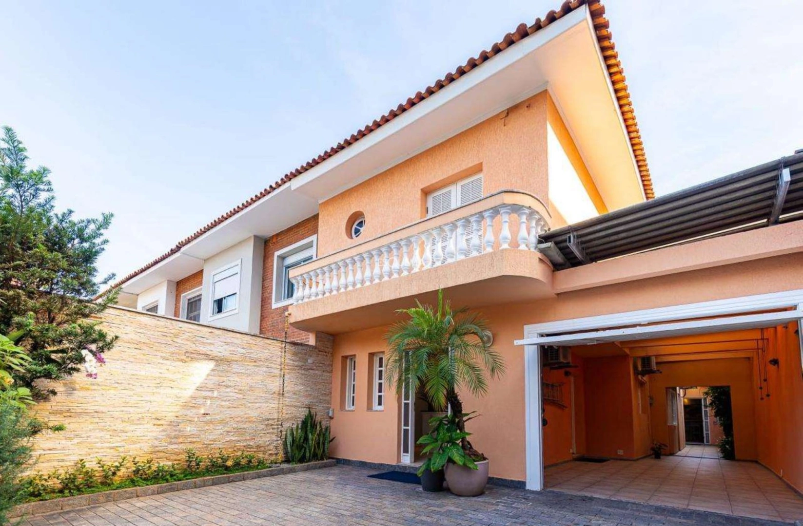 Casa ideal para modernização em localização privilegiada - Imagem 1