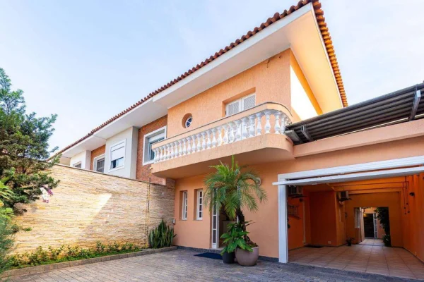 Casa ideal para modernização em localização privilegiada