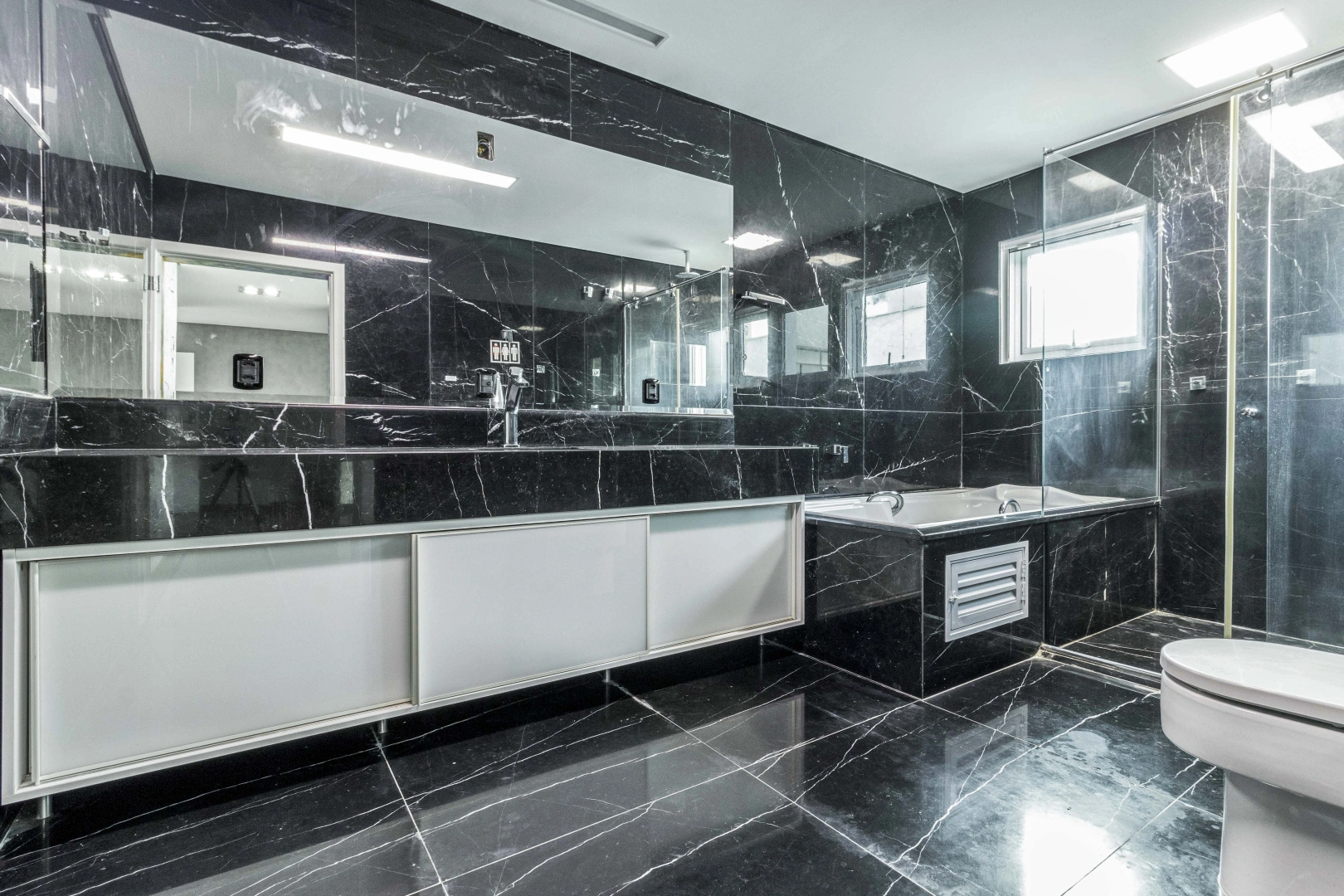 Casa ampla com design moderno - Imagem 10