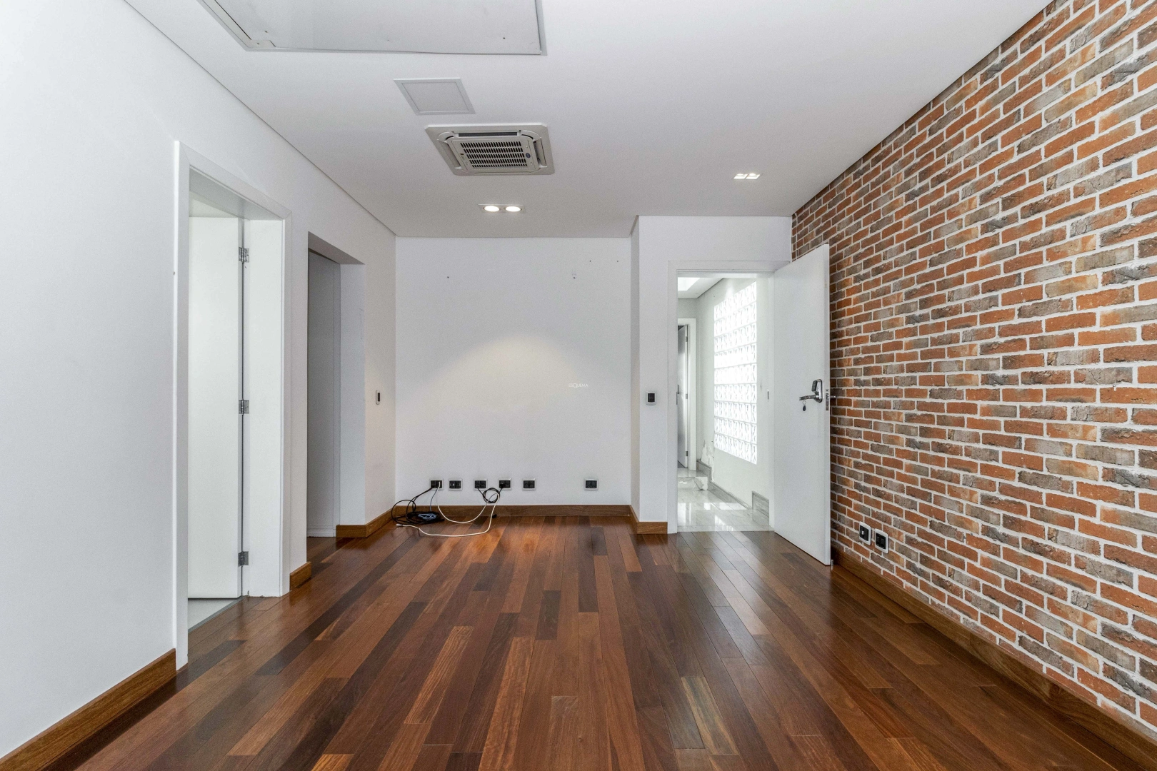 Casa ampla com design moderno - Imagem 11