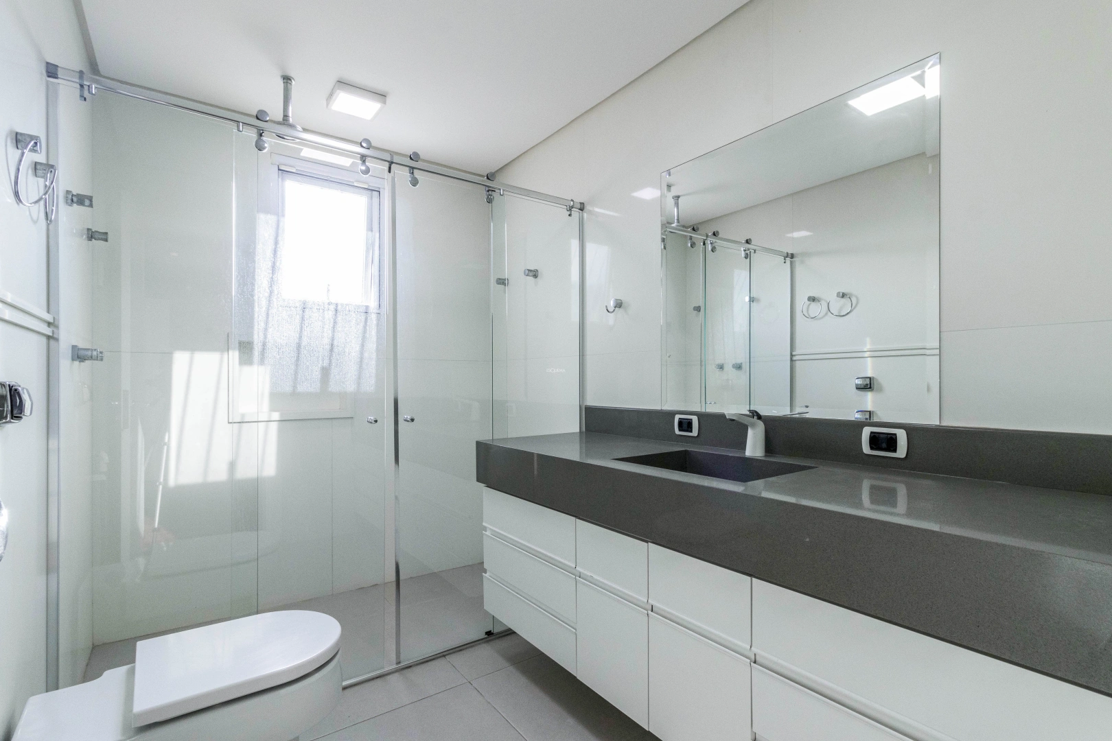 Casa ampla com design moderno - Imagem 12