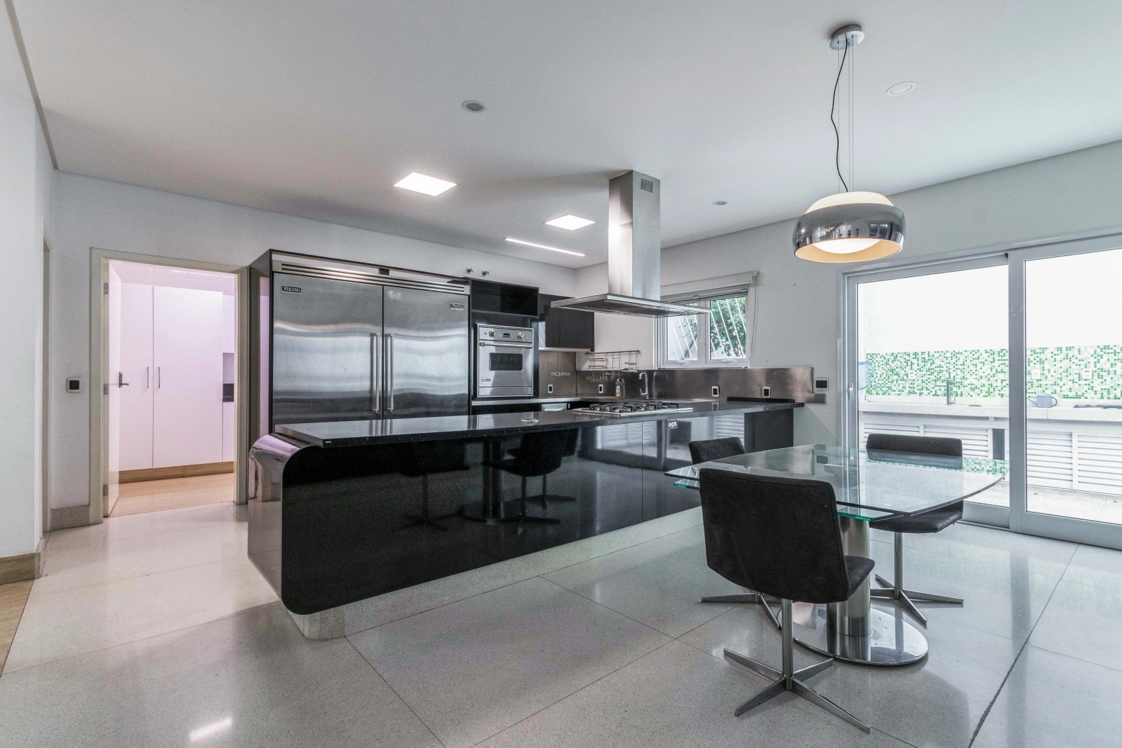 Casa ampla com design moderno - Imagem 14
