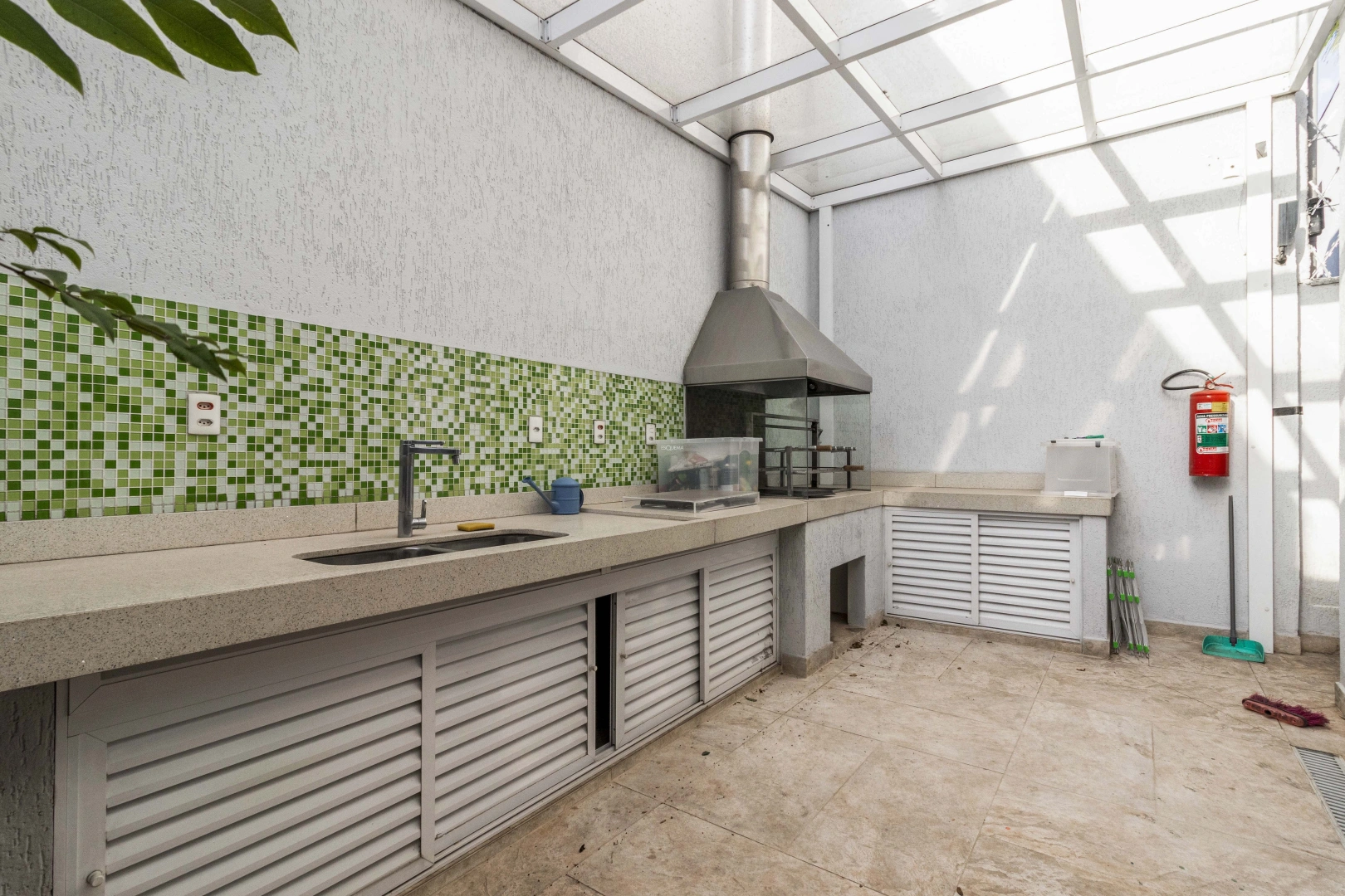 Casa ampla com design moderno - Imagem 15