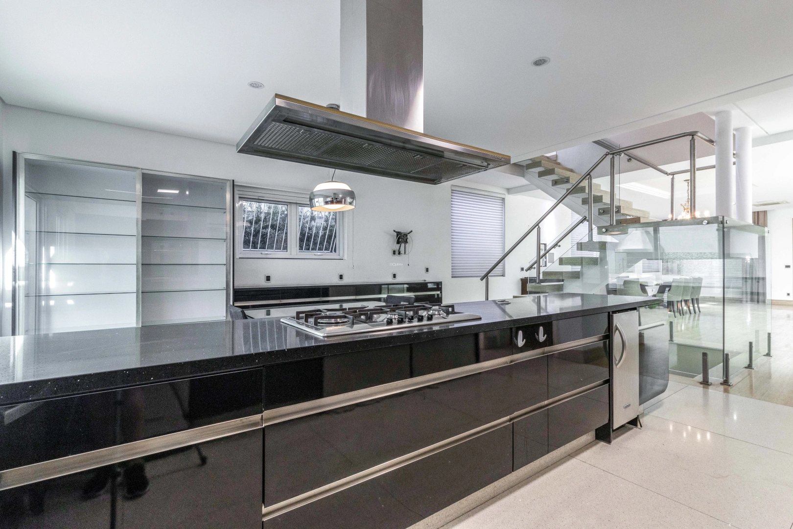 Casa ampla com design moderno - Imagem 1