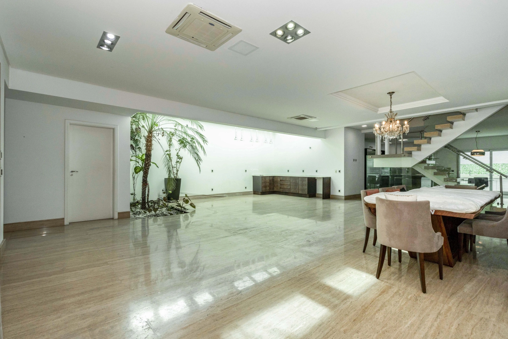 Casa ampla com design moderno - Imagem 2