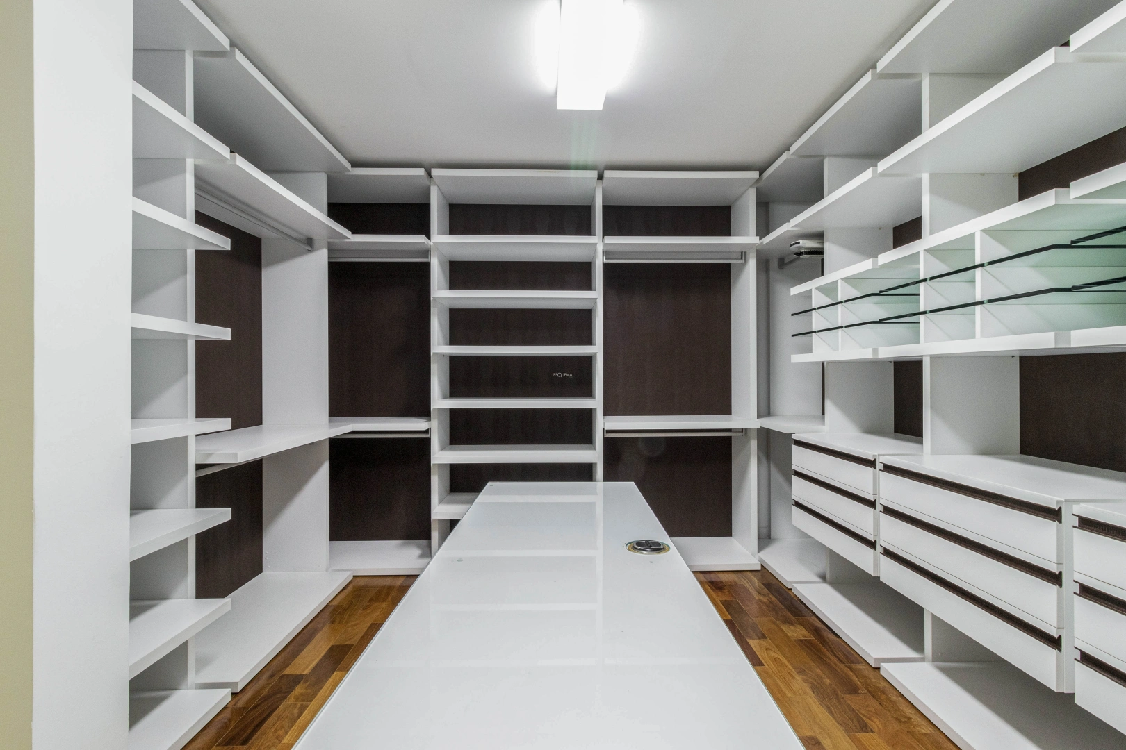 Casa ampla com design moderno - Imagem 7