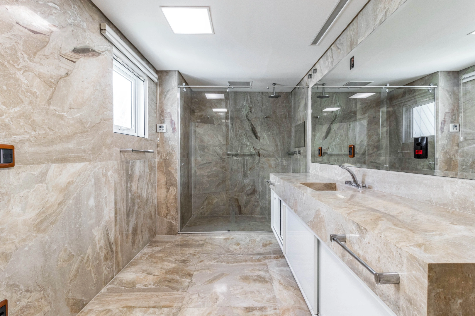 Casa ampla com design moderno - Imagem 8