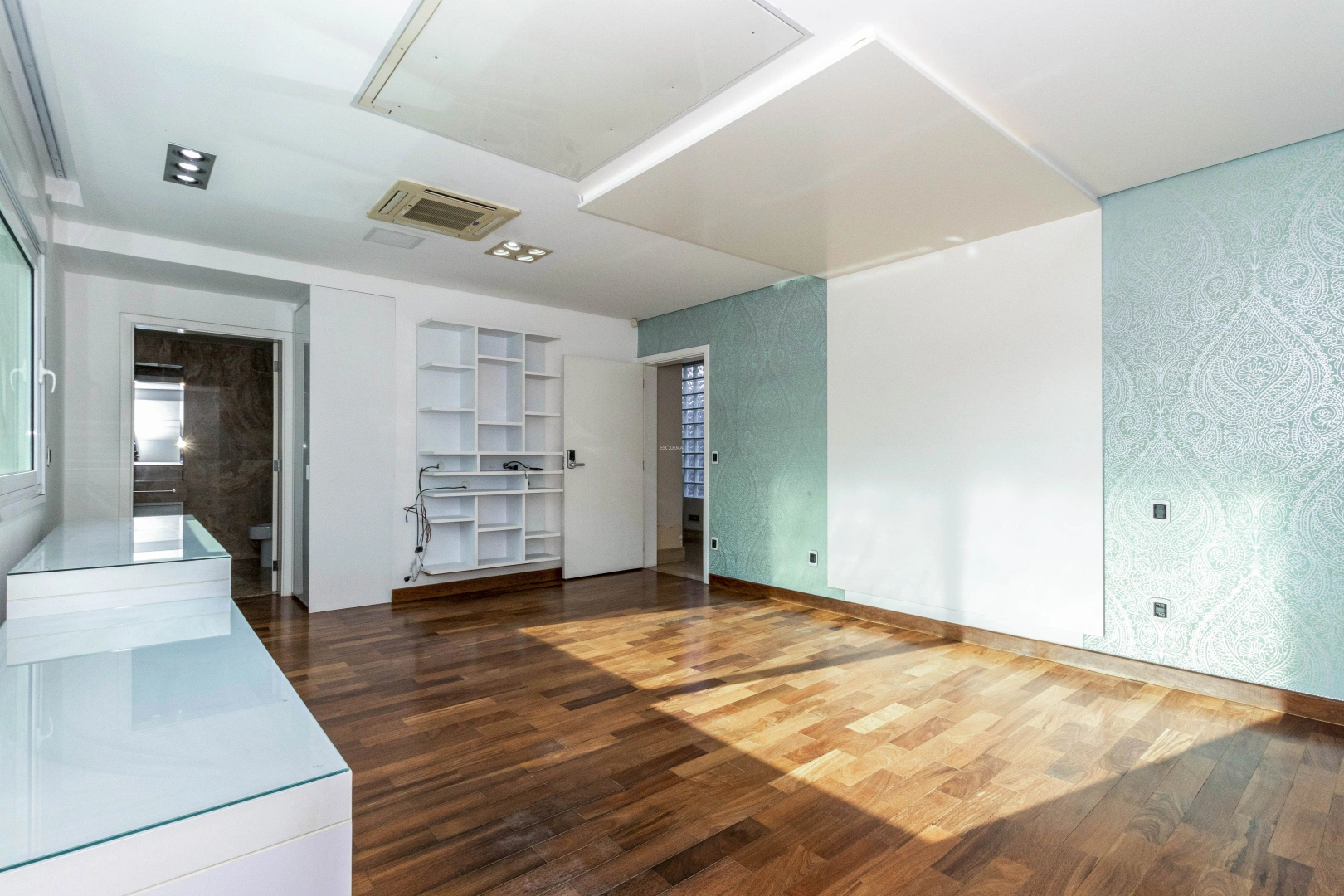 Casa ampla com design moderno - Imagem 9