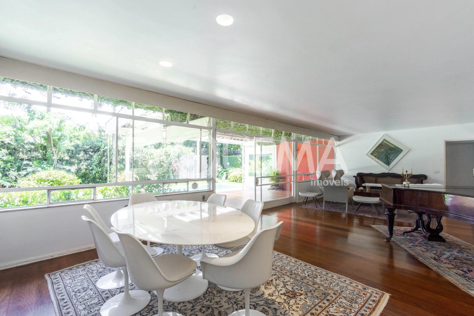 Casa térrea com extenso jardim - Imagem 10