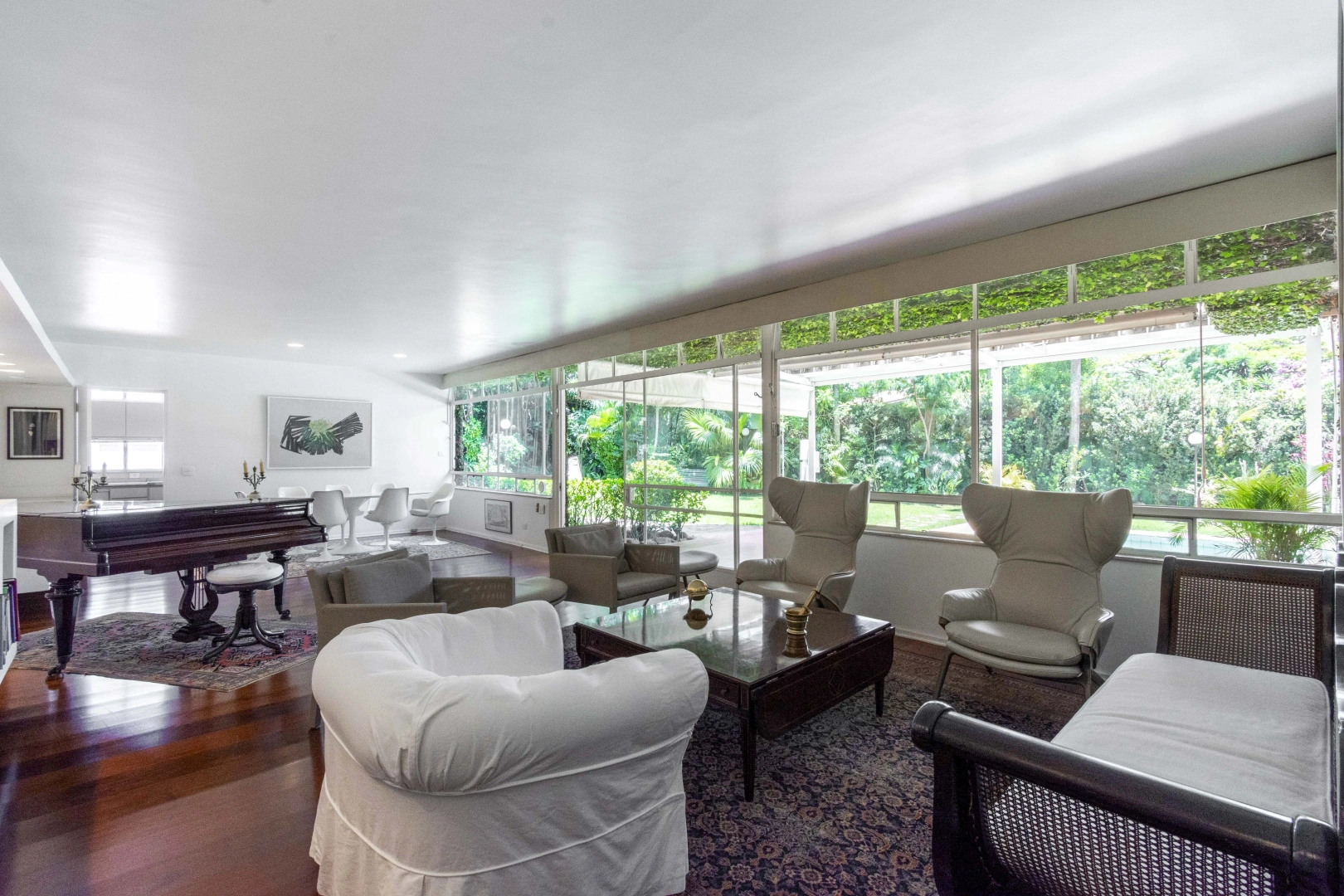 Casa térrea com extenso jardim - Imagem 11