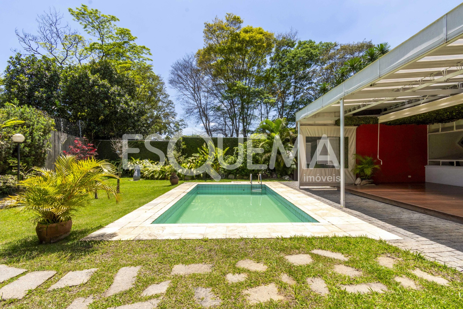 Casa térrea com extenso jardim - Imagem 1