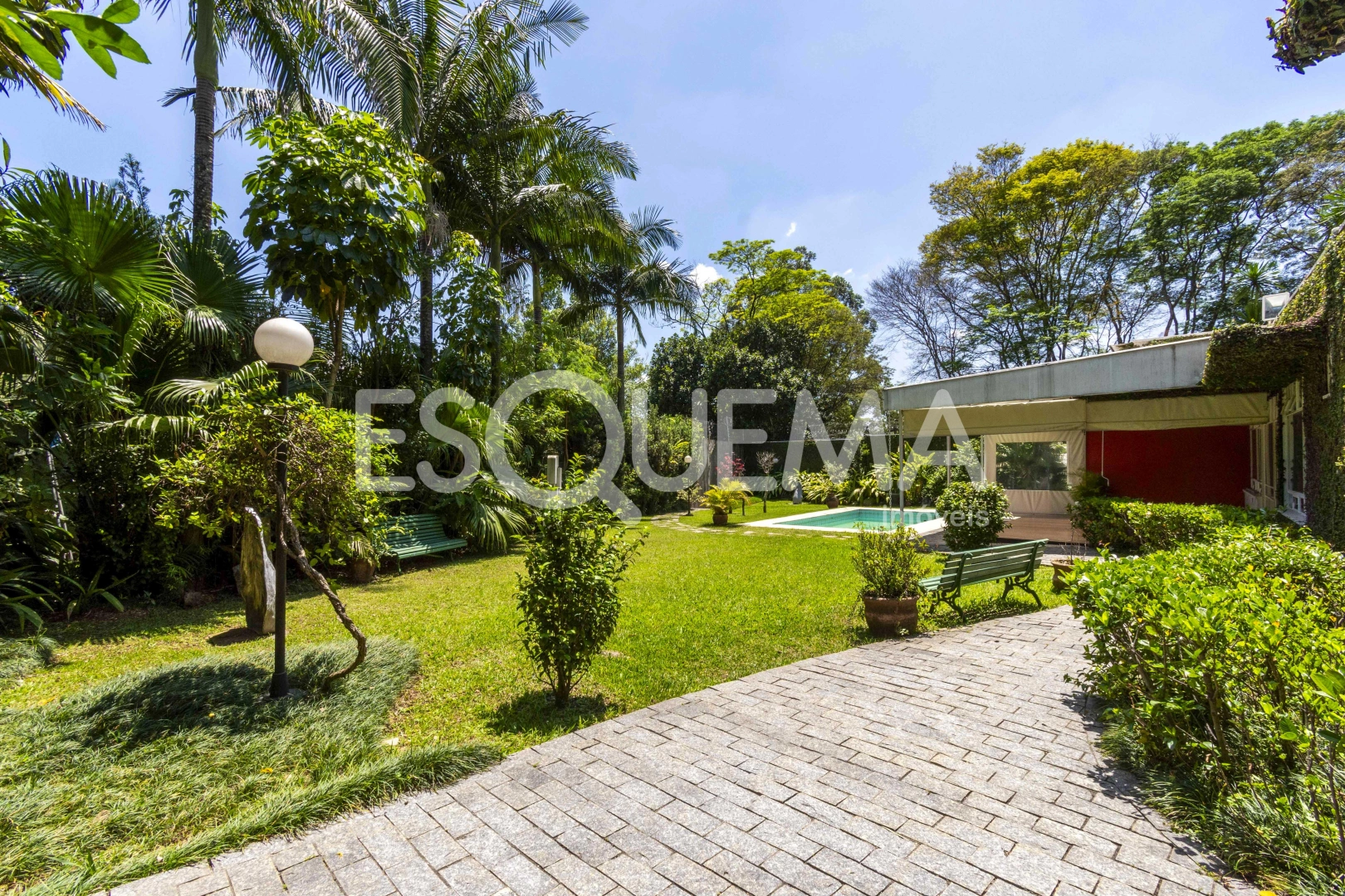 Casa térrea com extenso jardim - Imagem 2