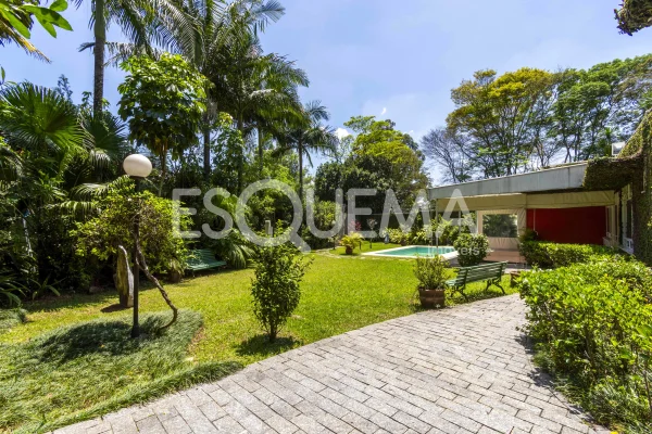 Casa térrea com extenso jardim