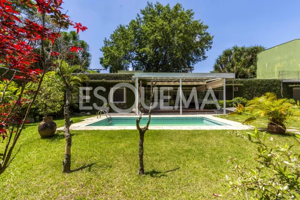 Casa térrea com extenso jardim