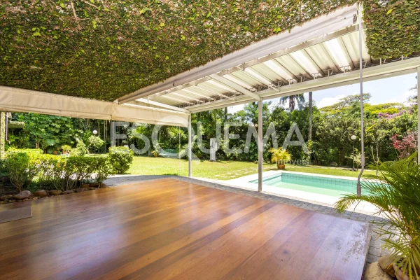 Casa térrea com extenso jardim