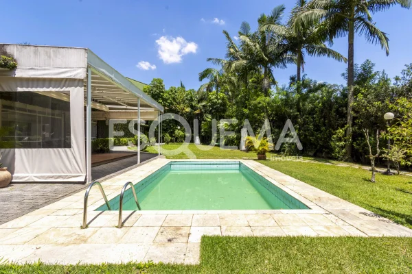 Casa térrea com extenso jardim