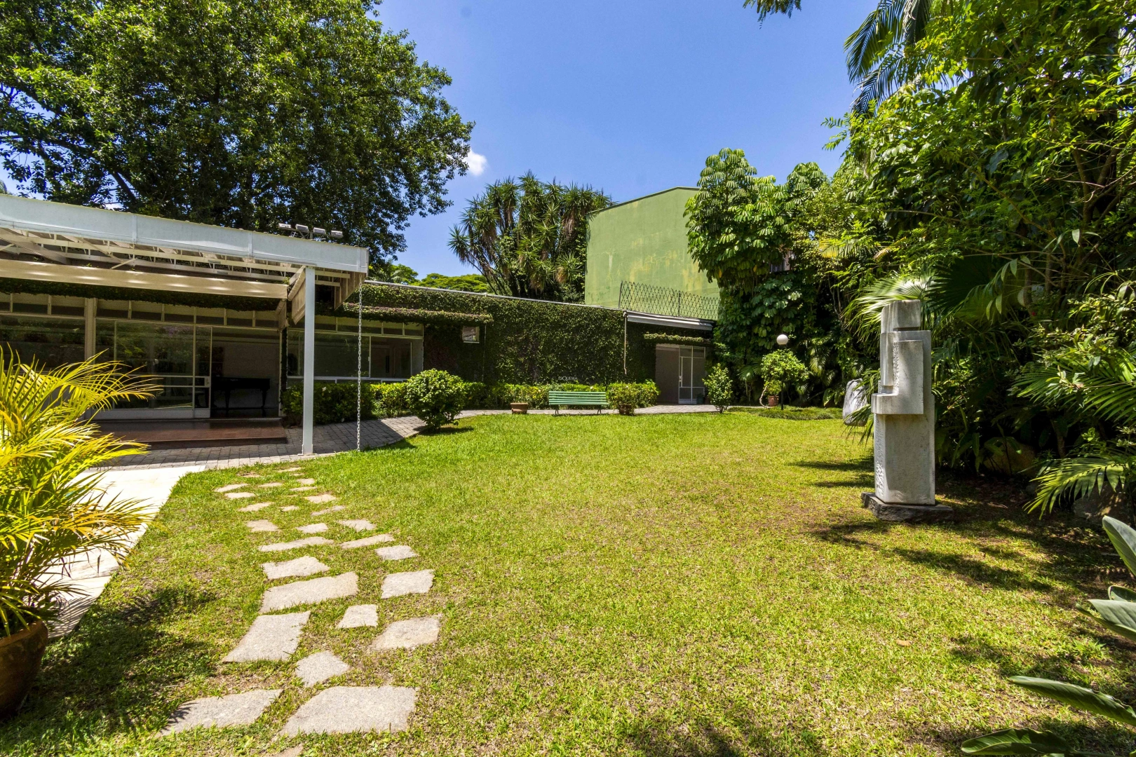 Casa térrea com extenso jardim - Imagem 6