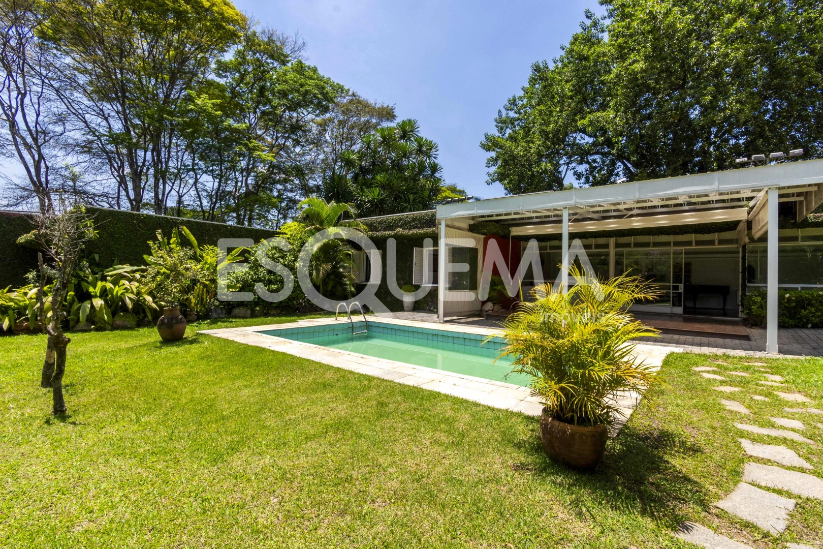 Casa térrea com extenso jardim - Imagem 7