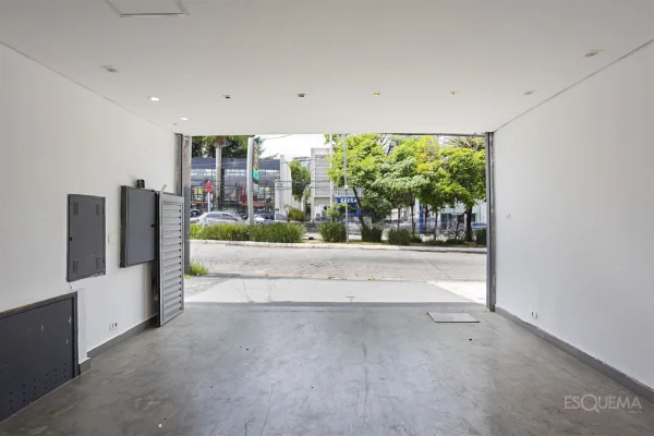 Casa comercial reformada na Avenida Cidade Jardim