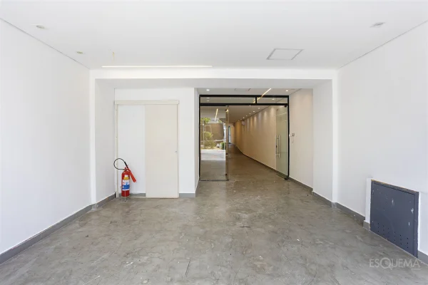 Casa comercial reformada na Avenida Cidade Jardim