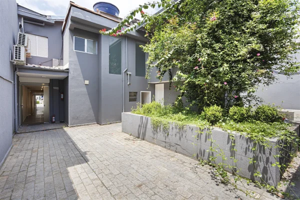 Casa comercial reformada na Avenida Cidade Jardim