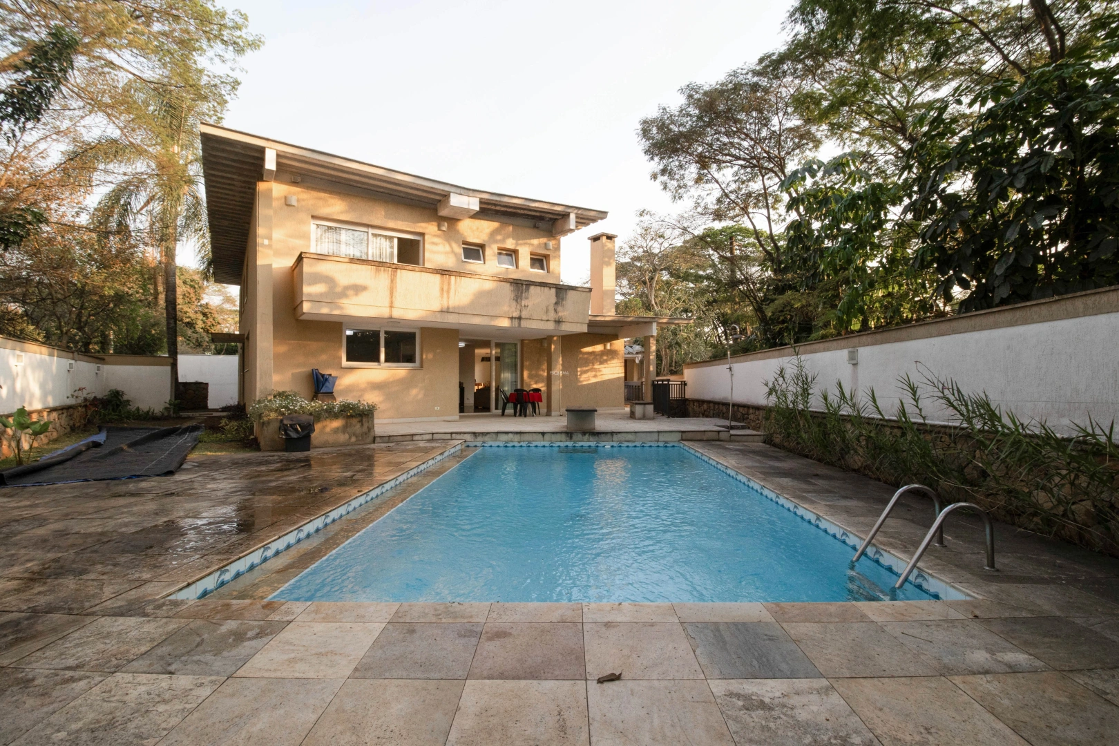Casa com piscina e área gourmet em rua arborizada - Imagem 13