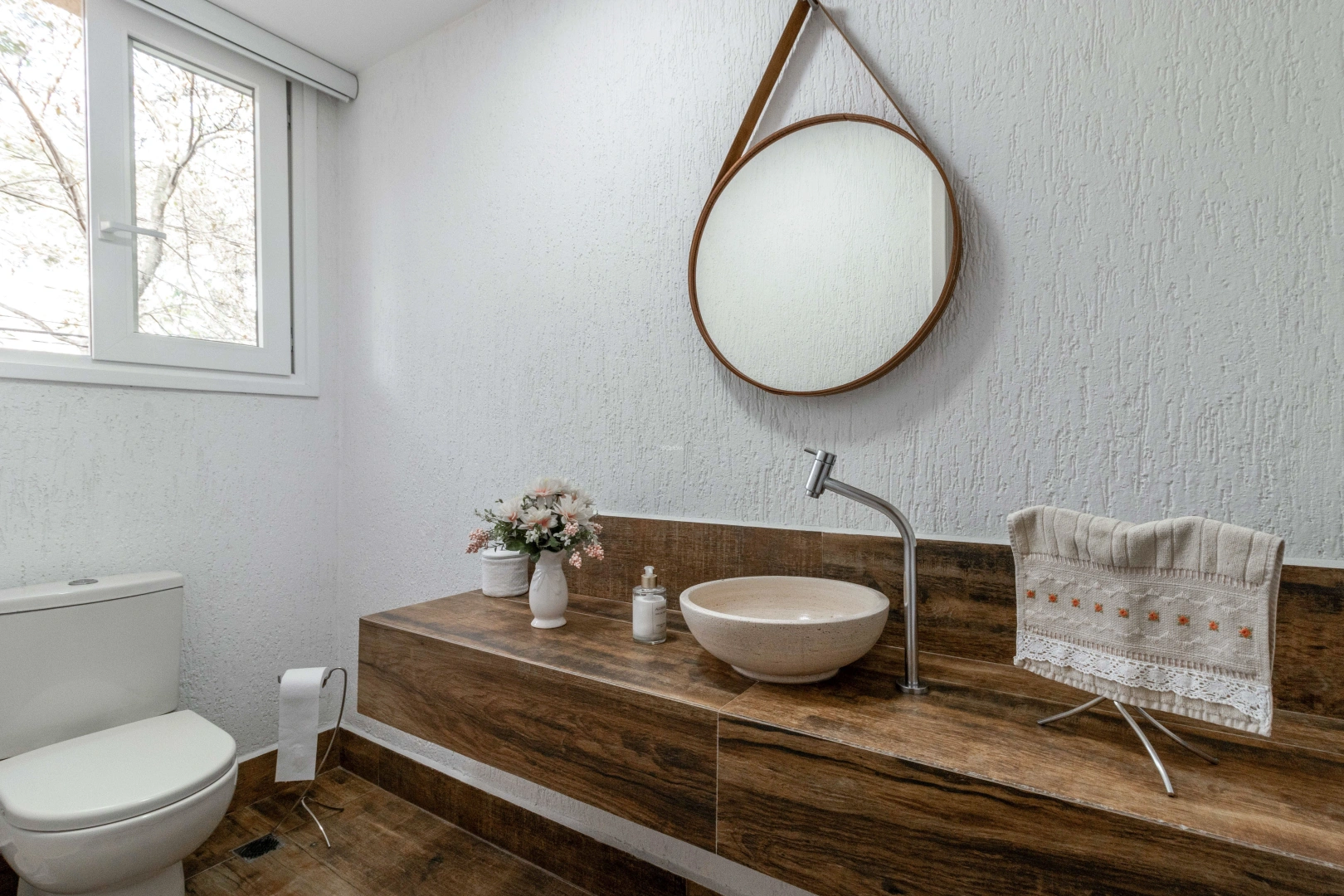 Casa com piscina e área gourmet em rua arborizada - Imagem 15