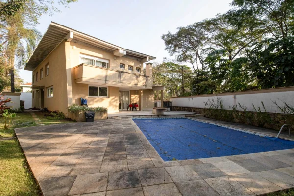 Casa com piscina e área gourmet em rua arborizada