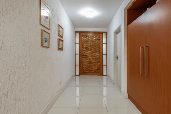 Casa com piscina e área gourmet em rua arborizada