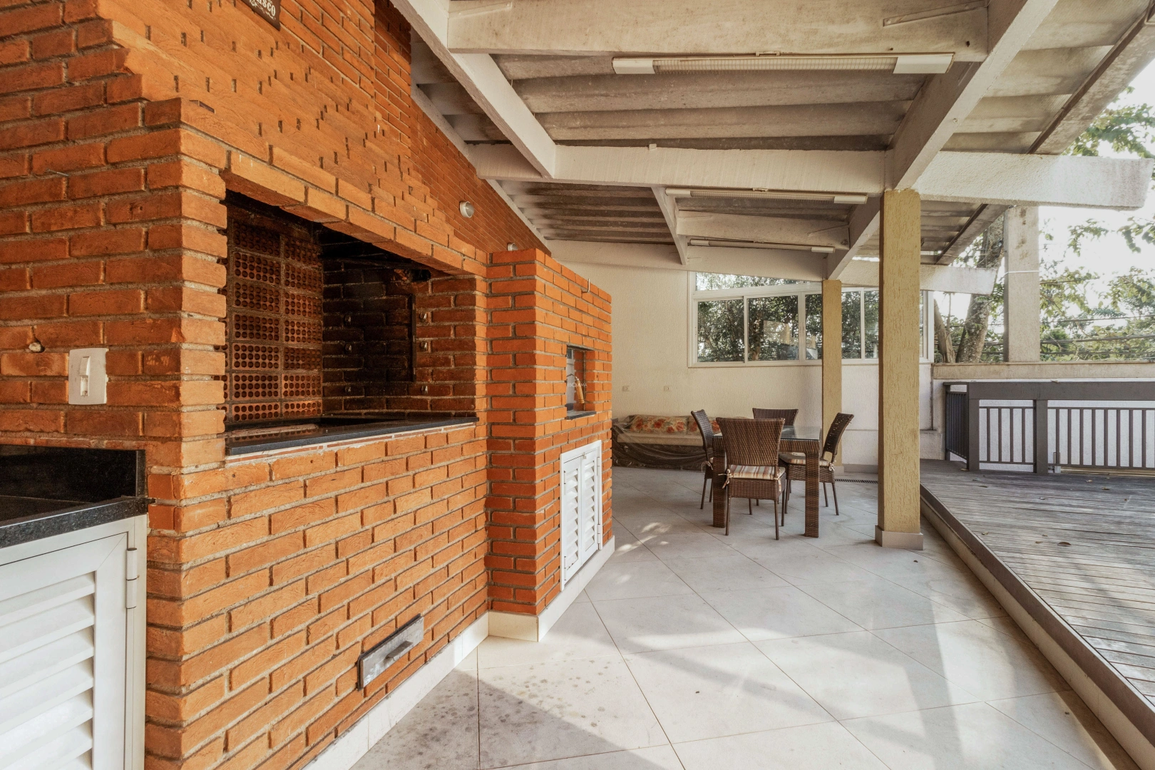 Casa com piscina e área gourmet em rua arborizada - Imagem 3