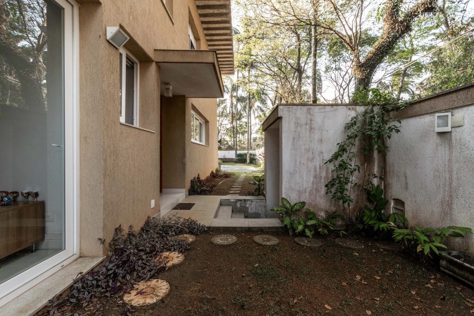 Casa com piscina e área gourmet em rua arborizada - Imagem 4