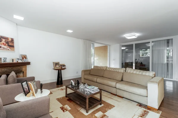 Casa com piscina e área gourmet em rua arborizada