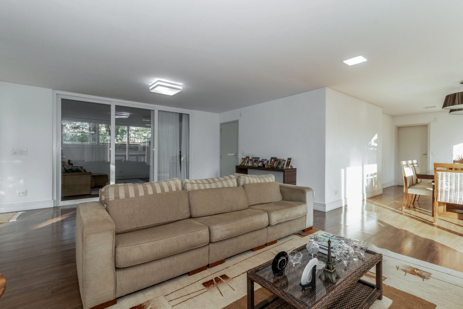 Casa com piscina e área gourmet em rua arborizada - Imagem 6