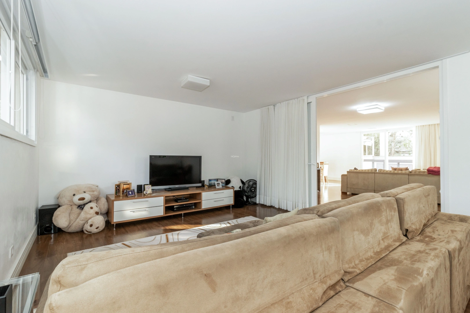 Casa com piscina e área gourmet em rua arborizada - Imagem 7