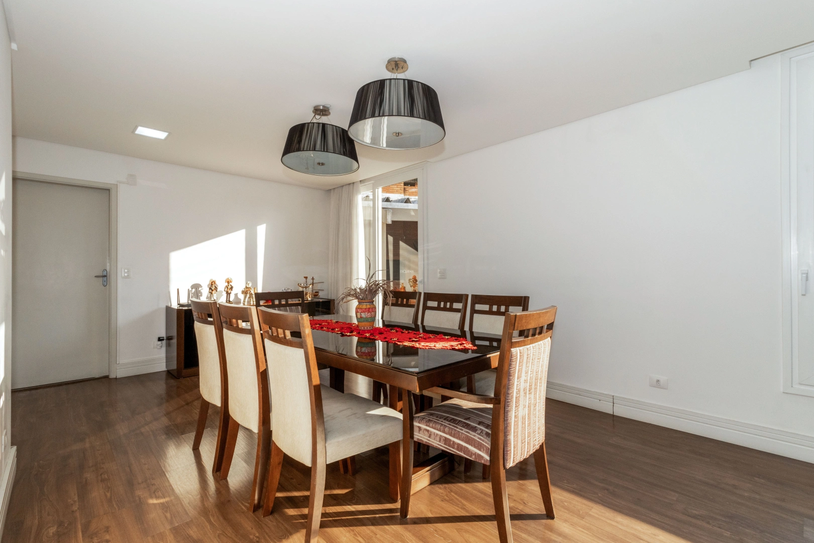 Casa com piscina e área gourmet em rua arborizada - Imagem 8