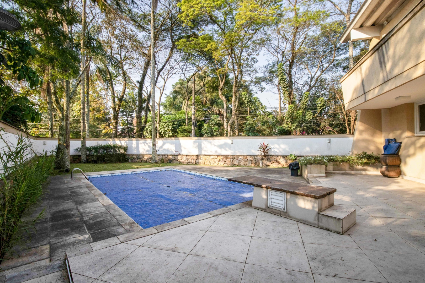 Casa com piscina e área gourmet em rua arborizada - Imagem 9