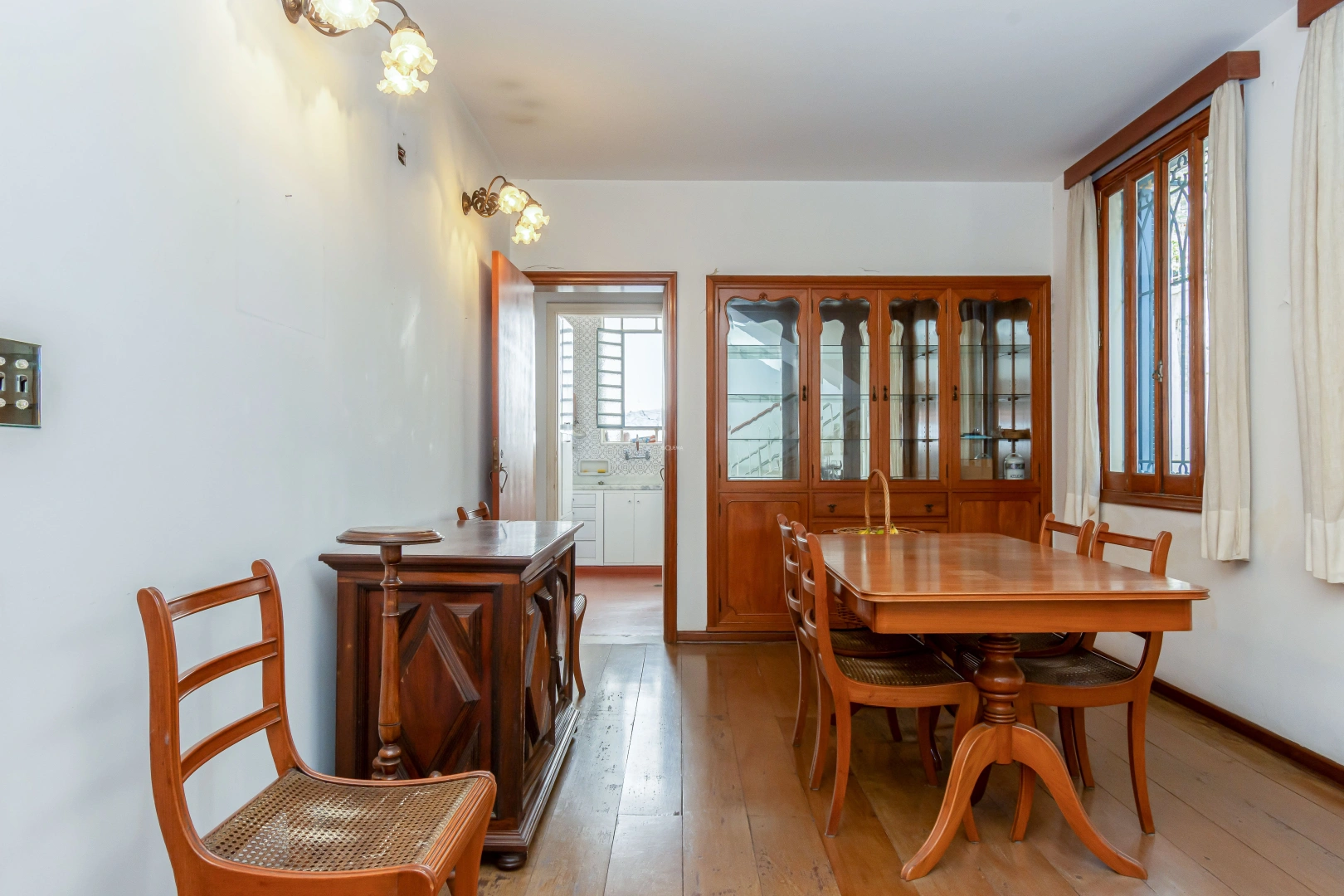 Casa bem localizada, próxima ao St. Paul\'s School - Imagem 6