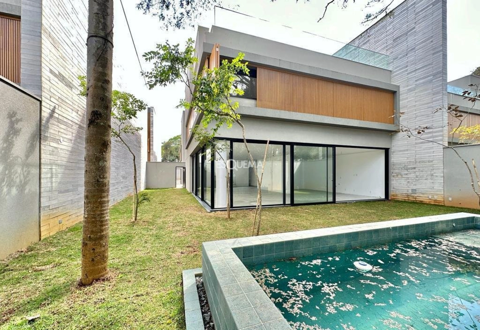 Casa nova em condomínio com projeto de João Armentano - Imagem 1